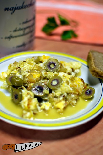 pyszna jajecznica z oliwkami i cebulą