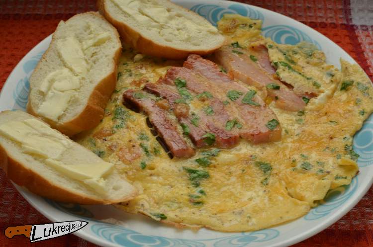 omlet z wędzonym boczkiem i natką