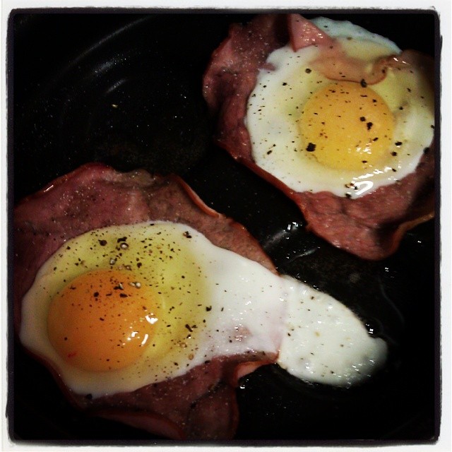 niedzielne #śniadanie #jajka sadzone w szynce #foodporn #egg #ham #sunday #breakfast